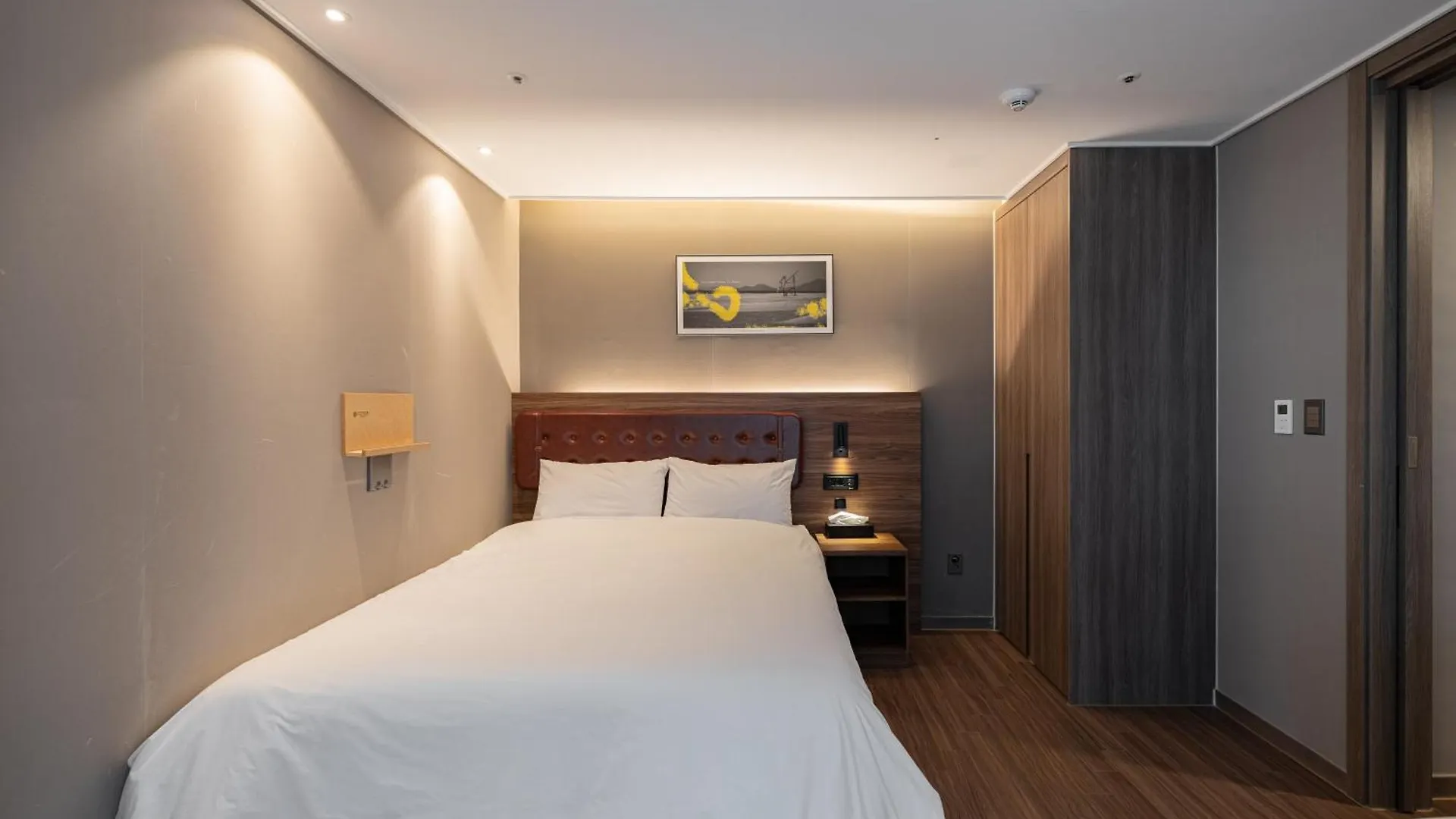 The Solid Residence - Elbon The Stay By Haeundae Busan 0*,  South Korea